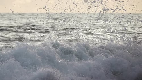 Meeres-Surf-Welle bei Sonnenuntergang