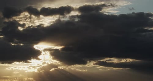 Nubes en la noche al atardecer El tiempo pasa en Ucrania
