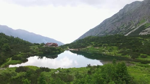 Vue aérienne du lac Zelene pleso dans les Hautes Tatras en Slovaquie