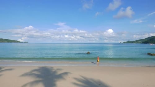 Belle plage tropicale, mer, océan avec ciel bleu et nuage blanc