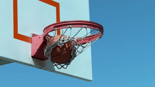 Superzeitlupenaufnahme von Basketball, der in den Reifen geht, aufgenommen auf Phantom Flex 4K