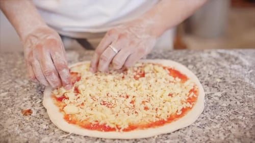 Verdadera pizza de pepperoni, método de cocción, un cocinero italiano hace una verdadera pizza italiana con la masa con la suya