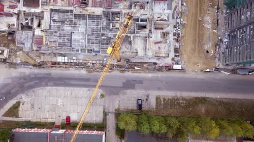 Construcción de un edificio residencial. Grúas y obras de construcción. Imágenes de Zumbido. Mira hacia abajo, sobrevuelo