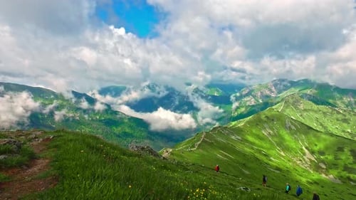 Vue depuis le sommet de Kasprowy Wierch sur la vallée en été, Pologne