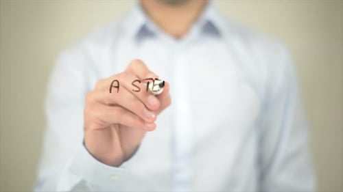 Ein Schritt in die richtige Richtung Mann schreibt auf transparentem Bildschirm