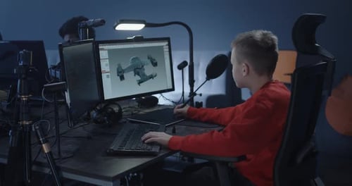Niño trabajando en un modelo 3D en una oficina