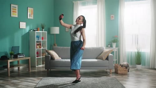 Joven bailarina se divierte en casa