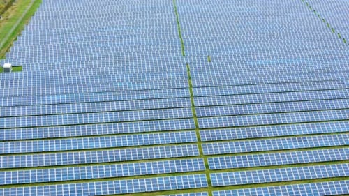 Luftaufnahme des Solarkraftwerks auf der grünen Wiese. Elektrische Paneele zur Herstellung sauberer ökologischer Produkte