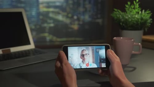 Femme tenant un smartphone avec appel vidéo à la femme médecin blonde à lunettes