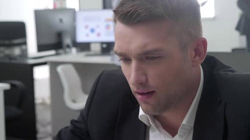 Journée de travail au bureau, les gens travaillent