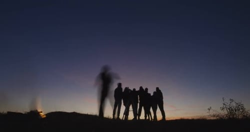 Amis adultes observant les étoiles ensemble la nuit