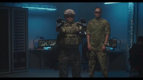 Soldat nutzt VR-Technologie