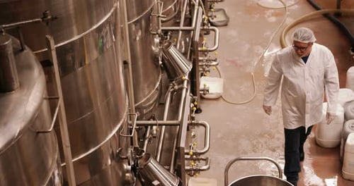Fabrikarbeiter untersucht Lagertanks