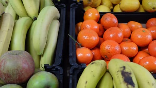 Nahaufnahme von frischem Obst in Kisten im Lebensmittelgeschäft