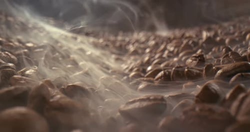 Nahaufnahme von Kaffeesamen. Duftende Kaffeebohnen sind gerösteter Rauch stammt aus Kaffeebohnen