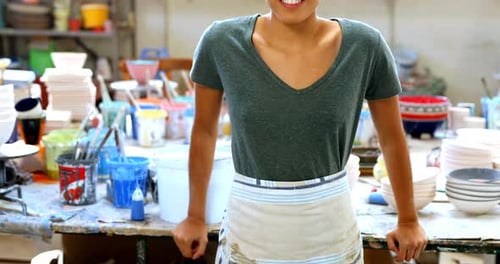 Portrait d'une potière souriante