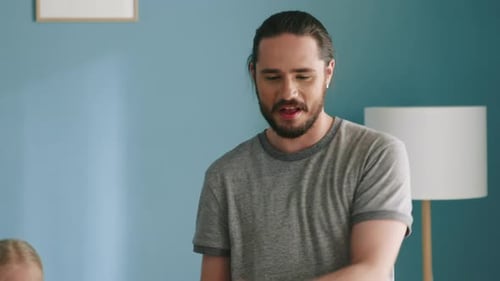 El hombre feliz está bailando en casa