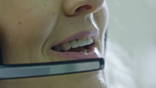 Lèvres d'une opératrice de centre d'appels