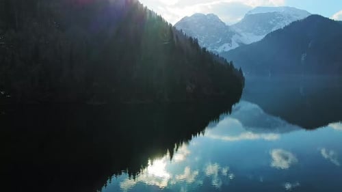 Klarer Blue Mountain Lake mit Spiegelung von Wolken auf dem Wasser