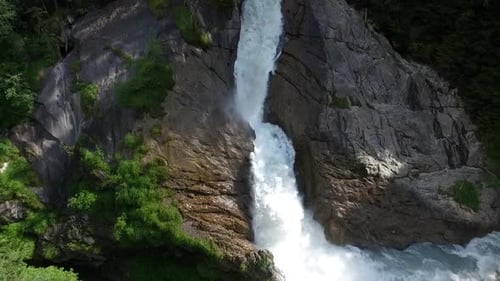 Wasserfall mit sintflutartigem Fluss