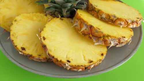 Morceaux tranchés de délicieux fruits d'ananas. Nourriture tropicale