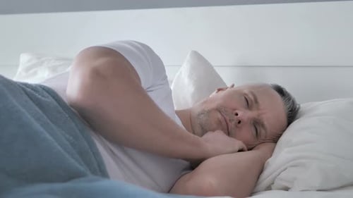 Kopfschmerzen, depressiv, unruhig, graues Haar, Mann, schläft
