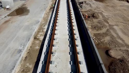 Toma aérea de un Zumbido tripulado delantero de vías de tren ligero vacías en construcción en Jaffa, Israel. rodeado