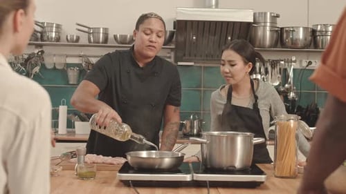 Koch frittiert Hühnchen auf Master Class