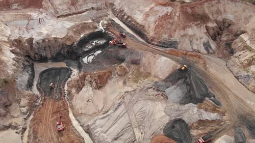 Vista aérea de las excavadoras y la maquinaria están cargando mineral en un camión volquete en la cantera.