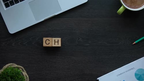 Chance, Geschäftsfrau macht Wort aus Würfeln, versucht, Ihr Leben besser zu machen