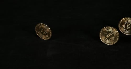 Bitcoins auf schwarzem Hintergrund, Zeitlupe 4K