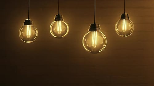 Goldene flackernde Glühbirne, die auf einem Draht prallt, blinkende Lichter Laternen