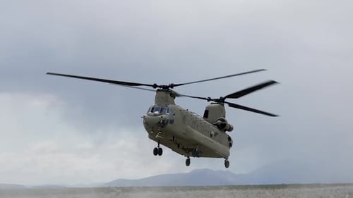 Chinok-Hubschrauber landet während des Trainings im Feld