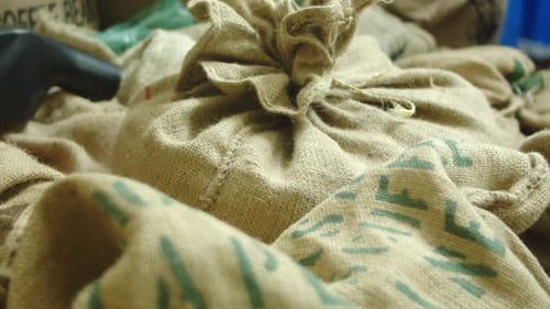 Primer plano de bolsas de café de yute