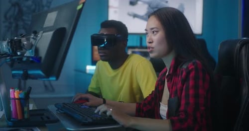 Entwickler von Videospielen arbeiten zusammen