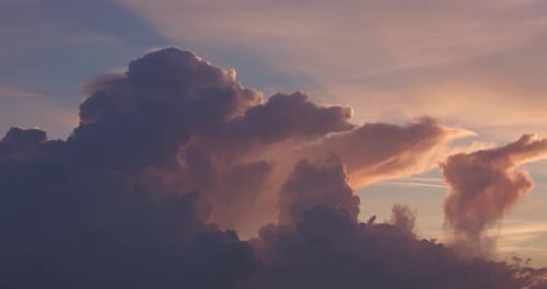 Zu wunderschönem Himmel bei Sonnenuntergang