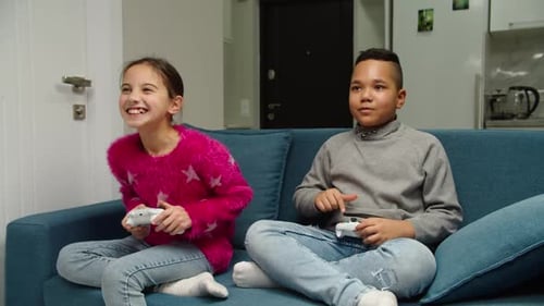 Multiethnische Jugendfreunde konkurrieren, indem sie drinnen Video spielen