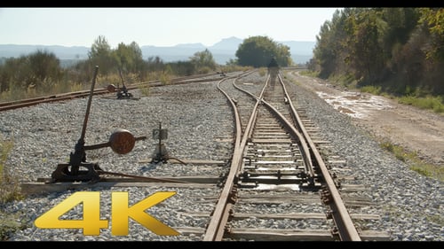 Mann geht an der Eisenbahn vorbei und verblasst 02