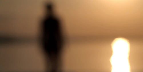 Silhueta de menina andando na água