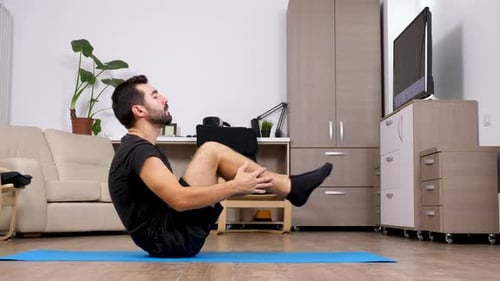Sport zu Hause Fit junger Mann macht Crunches