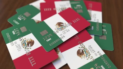 Montón de tarjetas de crédito con bandera de México