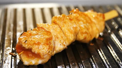 Makro-Frischfleisch mit goldener Kruste am Stiel zubereitet auf Grill