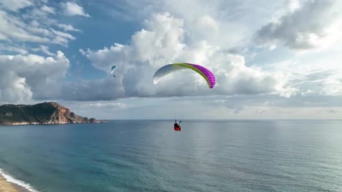 Luftaufnahme 4 K Fallschirmspringer fliegt über das schöne Alanya