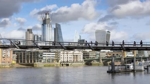 T/L WS Pessoas cruzando Millennium Bridge, arranha-céus no centro da cidade em fundo/Cidade de Londres, Londo