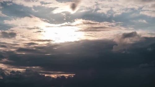 Coucher de soleil incroyable à travers les couches de nuages dans le ciel orange Timelapse majestueux
