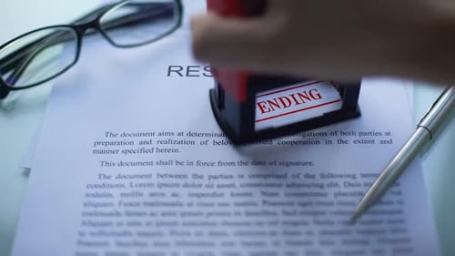 Resolución pendiente, sello de sellado a mano de los funcionarios en el documento comercial, cierre