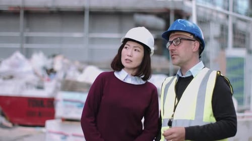 Bauarbeiter schauen sich die Projektentwicklung an