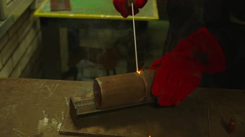 Closeup Blacksmith Welder in Schutzmaske arbeitet mit Metall, Stahl und Eisen unter Verwendung eines Schweißgeräts