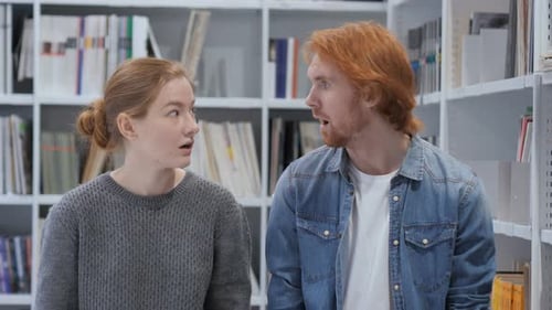 Erstaunter junger Mann und Frau unter Schock