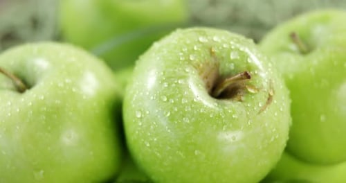 Maçãs verdes com gotículas de água